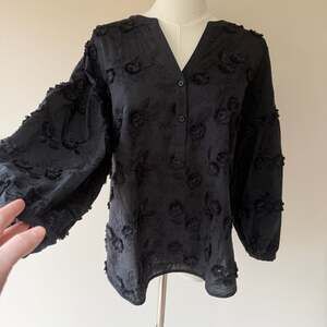 100% Cotton NYDJ Paulina Floral Embroidered Peasant Top in Black